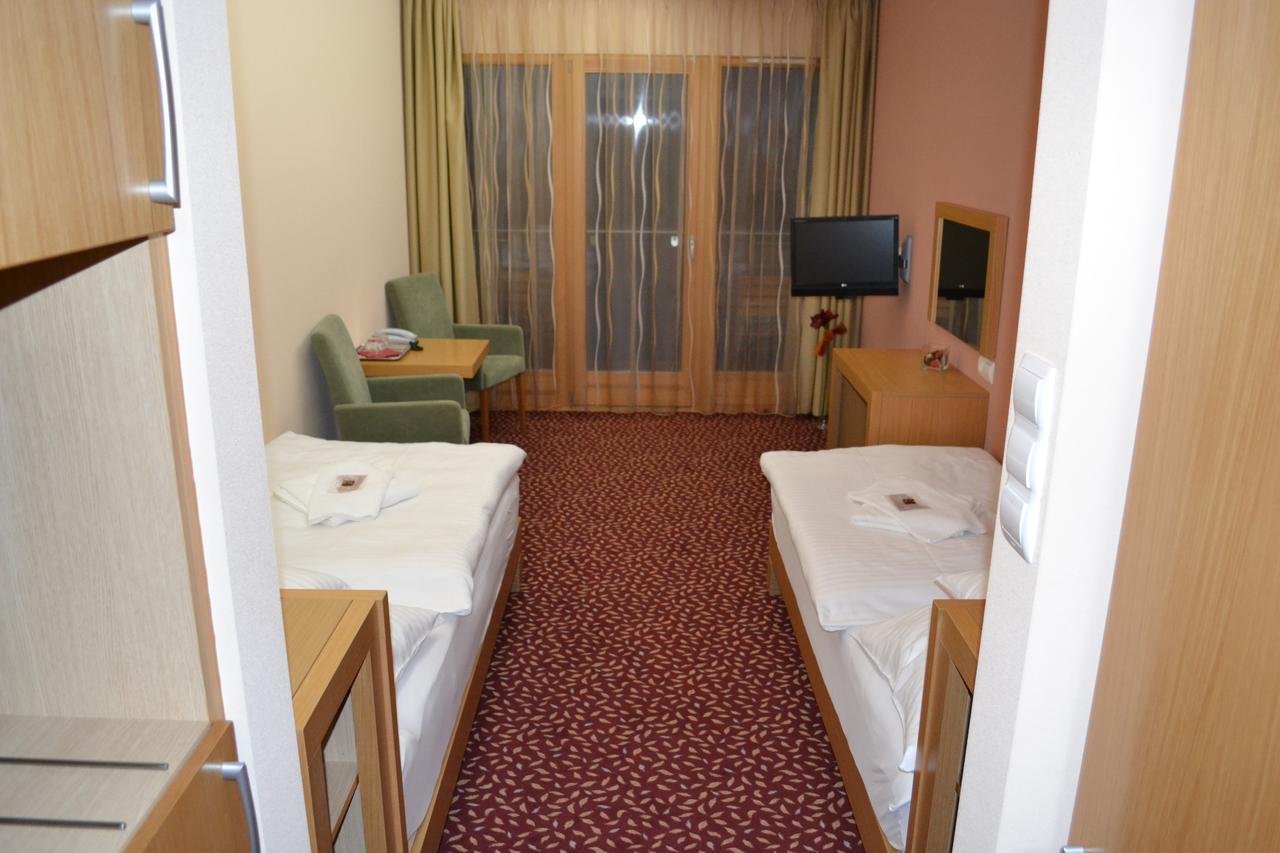 Debreceni Postas Udulo Hotel Exterior photo